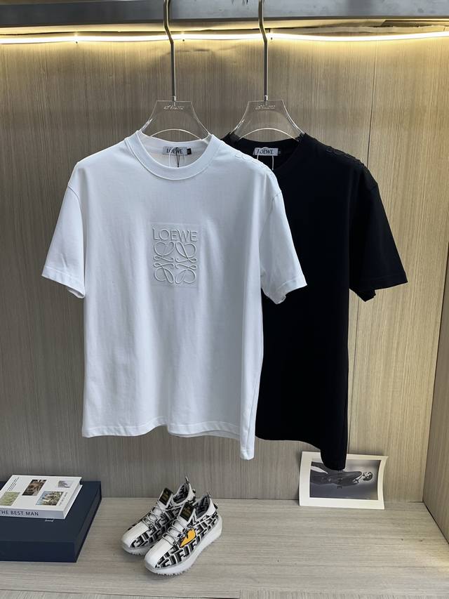Loewe罗意威 2025Ss春夏高品质情侣款短袖T恤，甄选高克重纯棉面料，工艺品级别，辅料顶真，车线做工符合精品要求，超级好搭配，落肩款，品质及剪裁设计都堪称