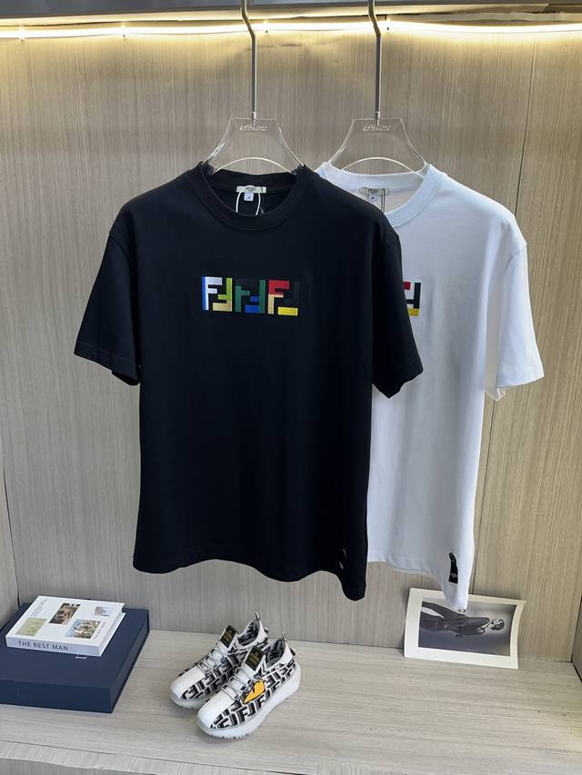 Fendi芬迪 2025Ss春夏高品质情侣款短袖T恤，甄选高克重纯棉面料，工艺品级别，辅料顶真，车线做工符合精品要求，超级好搭配，落肩款，品质及剪裁设计都堪称一