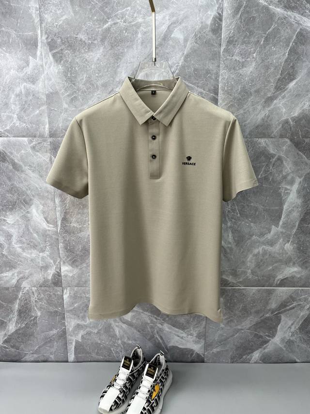 Versace范思哲 2025春夏新款男士翻领短袖商务休闲Polo衫，无痕系列，定制面料， 上身舒适透气亲肤感极佳，满足春夏场景穿着需求。简约休闲款式打造成熟与