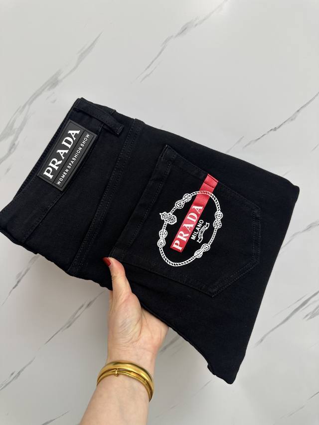 Prada 官网专柜同步有售，原单狠货，超级有范儿的一款牛仔裤，定制原版水洗牛仔面料，独特设计，顶级印花工艺字母图案Logo，原版五金辅料装饰，极为翘楚的一款牛
