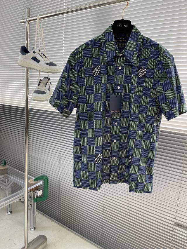 驴牌 25Ss新款衬衫T恤出自 2025 春夏秀场，以摩登视角诠释 Damier 格纹，翻转即现全幅 Monogram 图案！ 码数：S.M.L.Xl 尺码