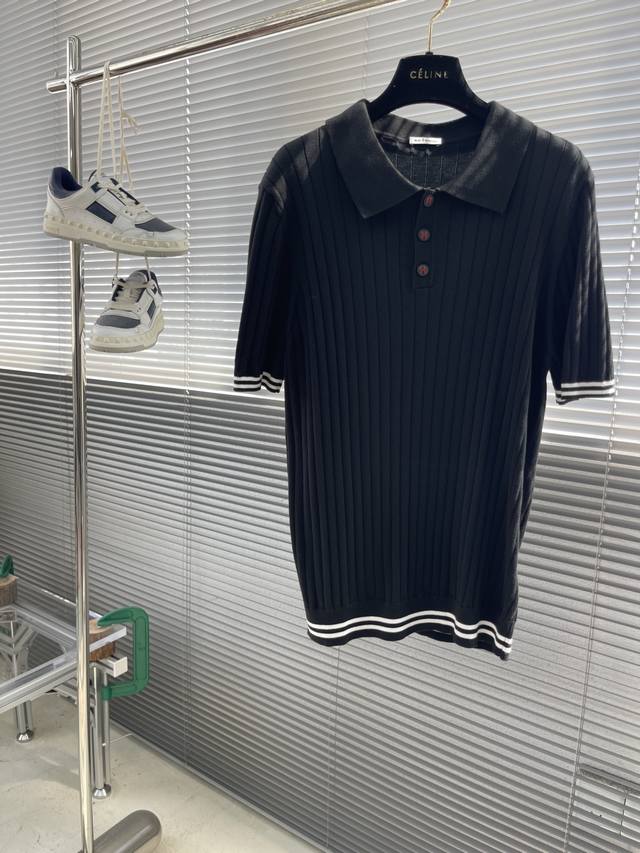 轻触针织衫的柔软时光 ，Kiton 双色针织衫 优质面料加持，时尚休闲一步到位。 一款设计感十足的针织衫，有黑色与卡其色双色可选。其采用竖条纹针织工艺，袖口饰以