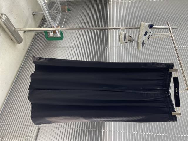 Loew 刺绣蚕丝长裤 采用98%蚕丝，2%棉，该款面料采用真蚕丝面料面上带蚕丝纱料。上身效果清爽立体透气。 采用刺绣采用水溶工艺刺绣，后人工定位贴布绣上。做工