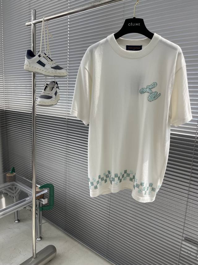 驴牌 25Ss新款短袖圆领衫取材素净棉布，以下摆珠饰 Damier 格纹刺绣致意莹泽泳池瓷砖，再借手写体 1V 珠饰点亮胸前。 码数：S.M.L.Xl 衣长 6