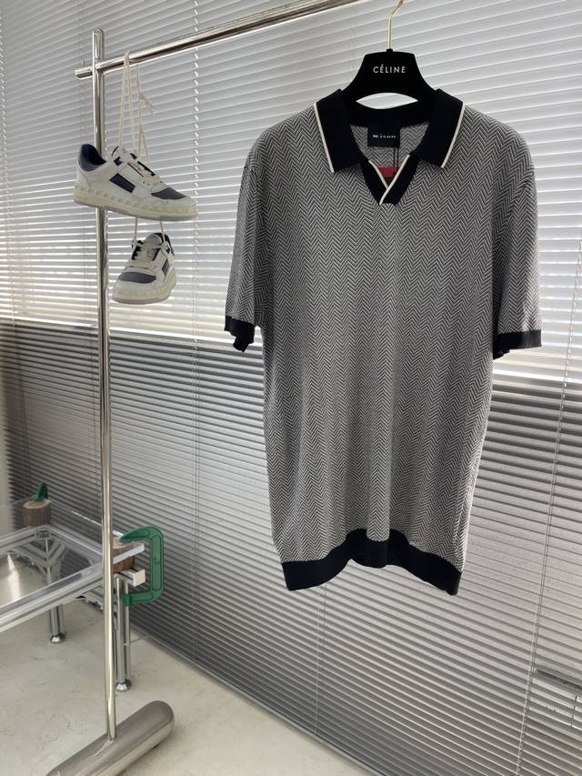 Kiton 25春夏新款完美主义者高端商务针织Polo衫，男士海鸥领撞色拼接针织马球衫。顶级内销渠道分享，意大利代工订单。老钱风海鸥领设计，起脚针织工艺，高端纱