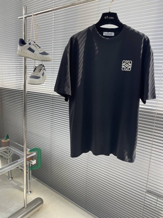 Loew 25Ss夏季新款 重磅推出双纱纯棉面料短袖 春夏走秀款 个性独家款式 男女同款 采用进口定制定染面料 后领锁链底全包肩 过水不变形不缩水 春夏最新砖柜