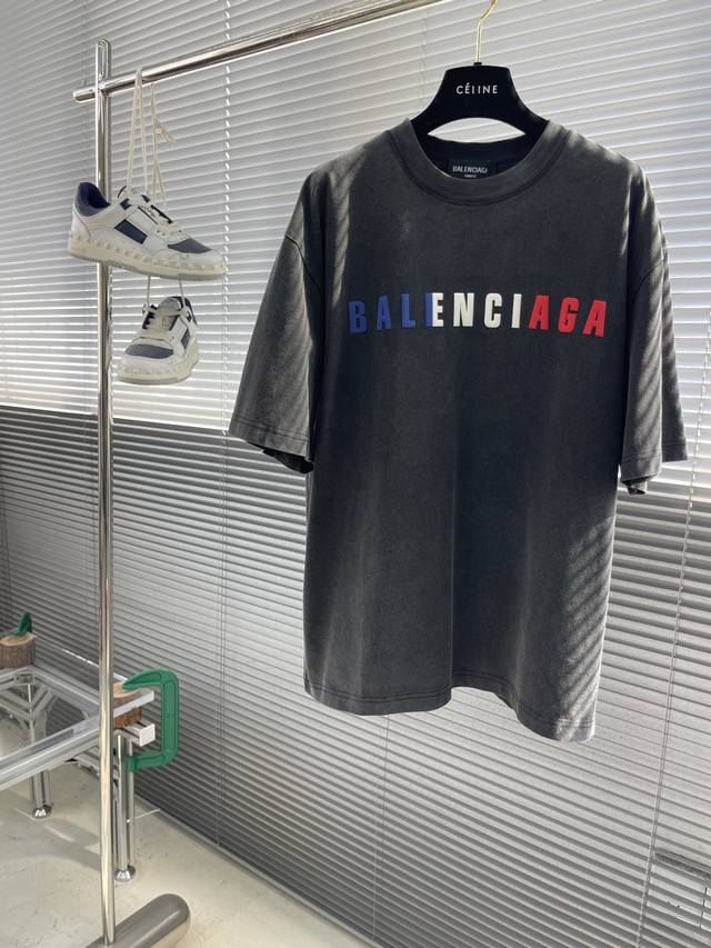 Balenciag 2025Ss新款时尚圆领短袖T恤 260克重、水洗磨破，手绘工艺经典款式 独家定制面料 潮流元素 完美细节 上身效果非常好 实物很棒男女同款