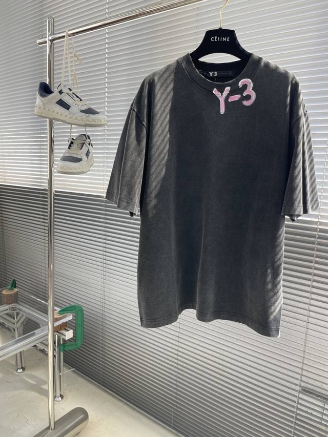 Y-3 2025Ss新款时尚圆领短袖T恤 260克重、水洗磨破，手绘工艺经典款式 独家定制面料 潮流元素 完美细节 上身效果非常好 实物很棒男女同款宽松版型，质
