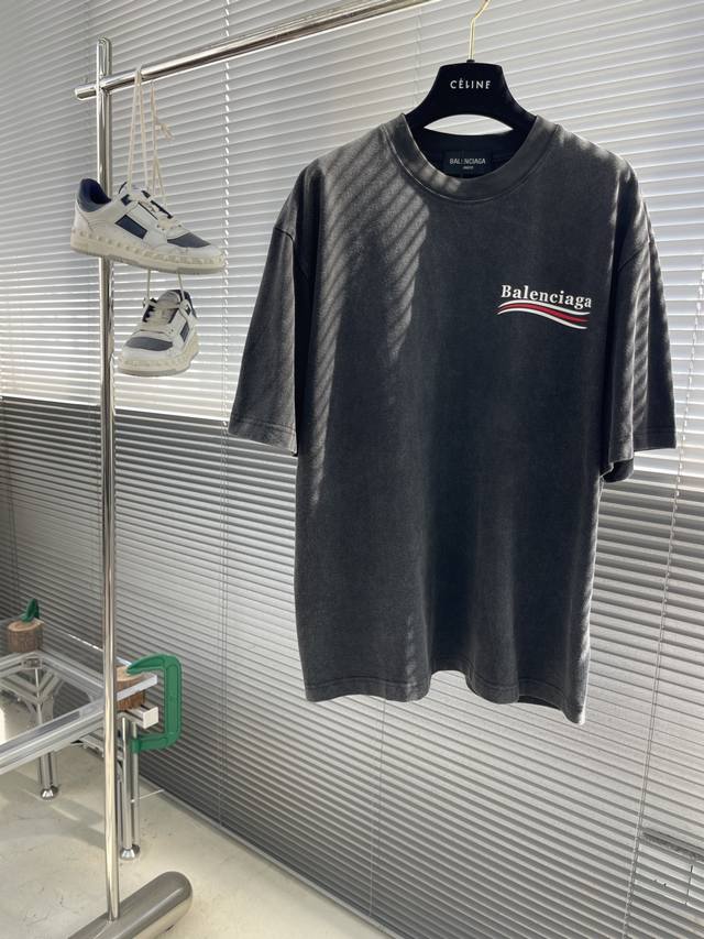 Balenciag 25Ss经典可乐圆领T恤 260克重、水洗磨破，手绘工艺经典款式 独家定制面料 潮流元素 完美细节 上身效果非常好 实物很棒男女同款宽松版型