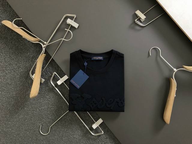 L牌*合身版型M-Xxxl 25春夏顶级刺绣经典短袖，精致工艺专柜面料，顶级元素融合打造，经典短袖3标齐全，潮男时尚，无论是上身舒适度还是都是无可比拟的存在，可
