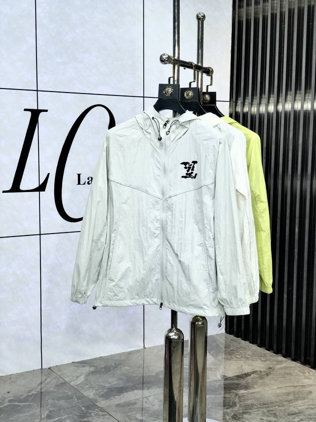 Lv。轻盈透气舒适！男女同款。特供进口面料连帽款皮肤衣防嗮紫外线衣系列轻薄外夏日救星！这件防晒衣我能焊在身上 夏天出门被太阳追着烤的痛，1F谁懂啊！直到我遇到E