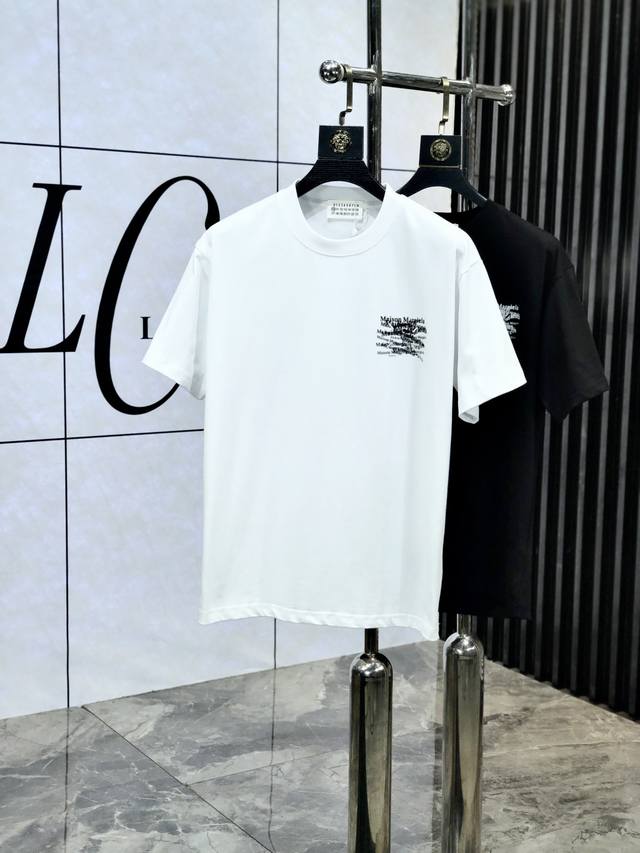 马吉拉。2025春夏新款 字母Logo圆领短袖T恤，春夏休闲穿搭必不可少，原版纯棉面料。完完全全体现在高级审美的做工上，做工更是精致大气，Z立体感超强，非常惊艳