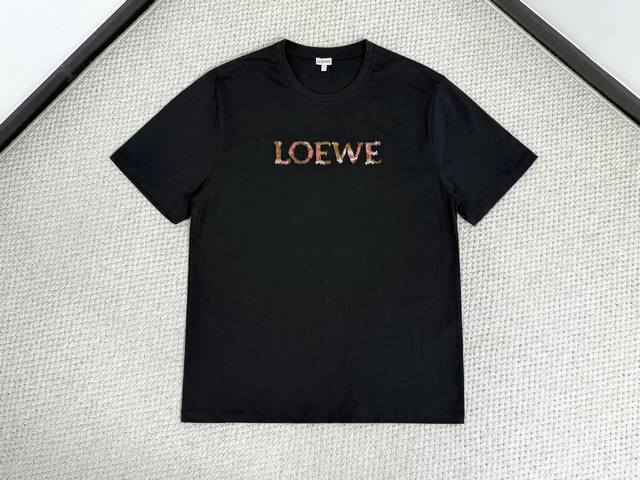 罗意威 Loewe混纺绣棉质宽松版型T恤 面料：24S特纺织紧密棉 185G 罗纹：32S1X1拉架螺纹 220G 24支意味着纱线相对较细，由这种纱线制成的面