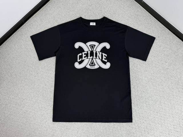 Ce 平纹针织T恤 面料：50S双股平纹 165G 螺纹：32S 2×2拉架 260G Celine-瑟琳：50S双股丝光棉面料通过精细的纱线选择、独特的丝光处