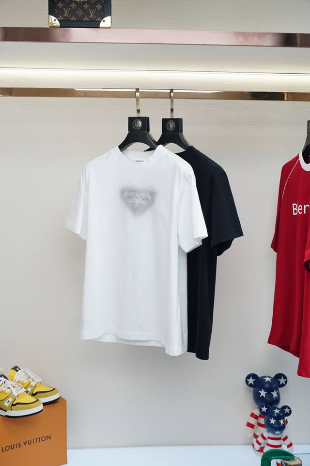 普拉达 Prada-2025春夏系列新品 男士丝光平纹棉质短袖T恤，这款短袖体恤采用柔软的丝光面料制成，标准版型裁剪，品牌字母Logo刺绣点缀，配以罗纹领口，领