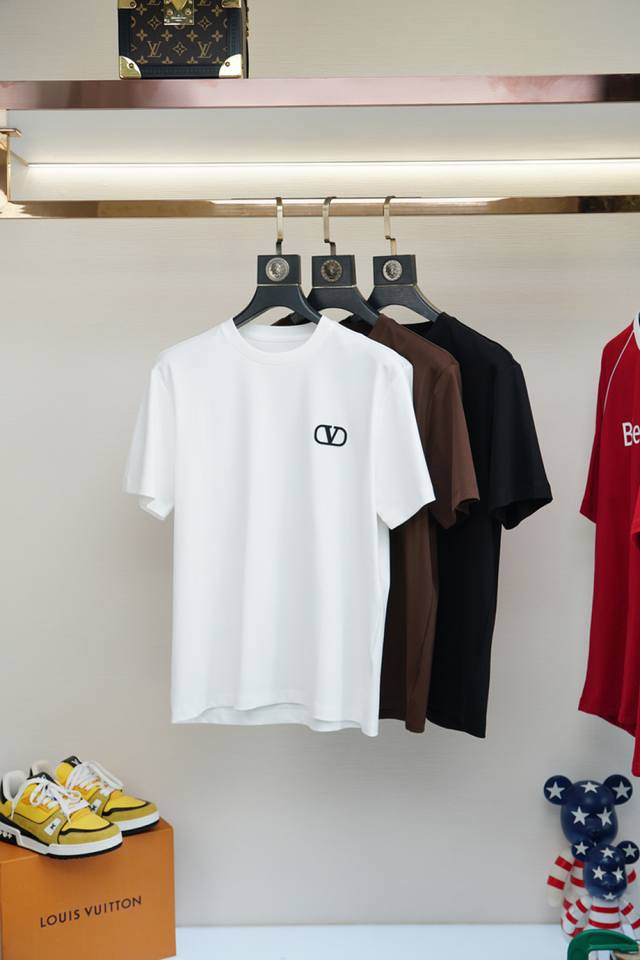 华伦天奴- 2025Ss系列新品男士圆领短袖胸前奢华品牌数码印花Logo标识饰章上身就能体会这款设计带来的年轻与时尚感！整体时尚而有潮流，面料采用顶级丝光棉面料