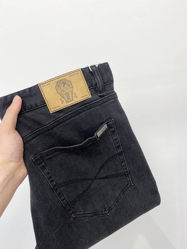 Brunello Cucinelli、2025最新品，专柜同步有售，原单狠货，水洗休闲牛仔裤，进口原版水洗弹力面料，舒适有弹性，原版五金辅料装饰Logo，版型超