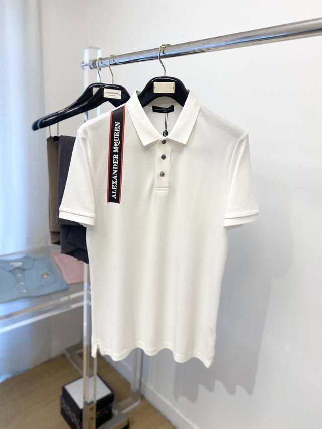 Alexander Mcqueen 亚历山大麦昆 、2025新品短袖T恤，帅气时尚，胸口精致刺绣字母Logo，简约百搭款。面料棉 不仅挺括，保持潮流的廓形，又穿