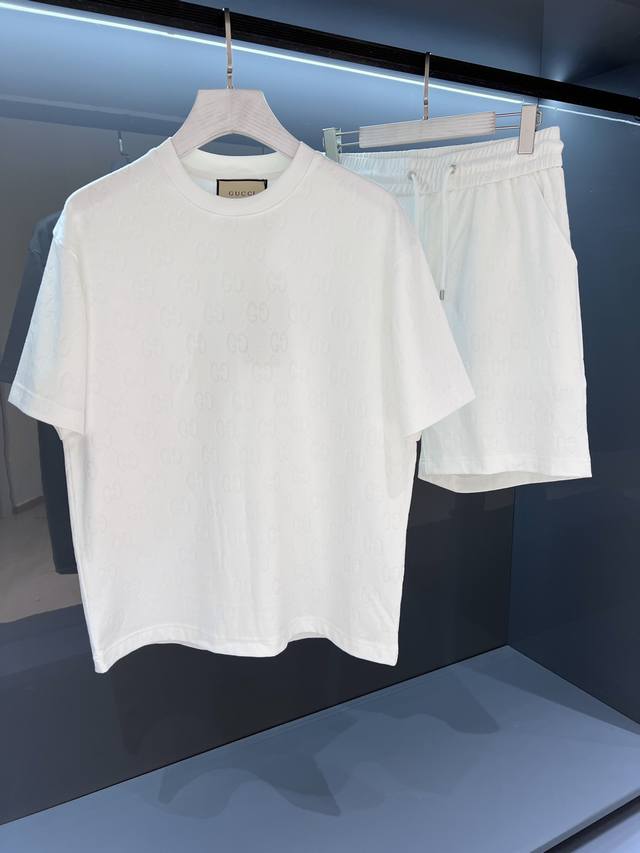 套 新品 提花Gu套装 2025Ss男士短袖 短裤 运动套装 简约时尚格调来自Gu的新秀丽作. 贸易渠道货品,为数稀少！ 2025Ss Gu饰带装饰标识设计 男
