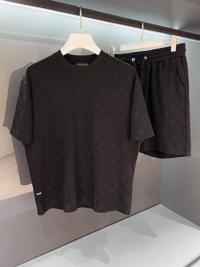 套 新品 2025Ssv登男士植绒印花标识字母圆领套装 以品牌标志性的元素做为设计特色,时尚高雅魅力的单品.成就2025最火最潮的Icon... 进口意大利精仿