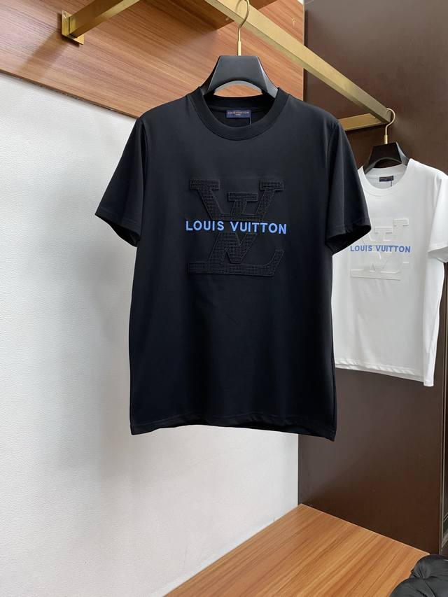Lv 路易威登 Ss新工艺Logo纯棉质阔版圆领男士短袖T恤，新季新推系列将标识巧妙融入设计，塑就一系列充满复古风情的运动风单品。在这款百搭T恤上，带着一丝怀旧