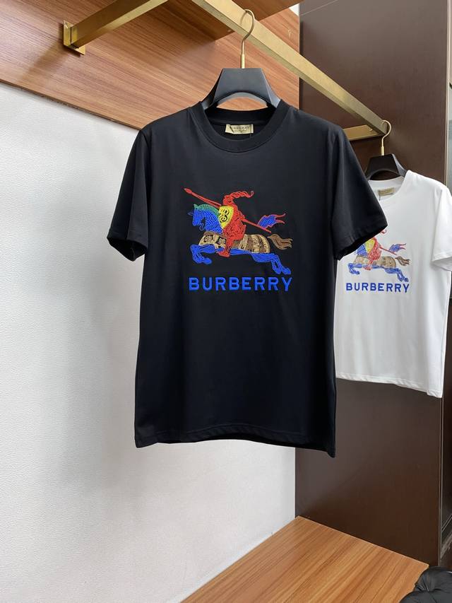 巴宝莉 Ss新工艺Logo纯棉质阔版圆领男士短袖T恤，新季新推系列将标识巧妙融入设计，塑就一系列充满复古风情的运动风单品。在这款百搭T恤上，带着一丝怀旧意蕴的图