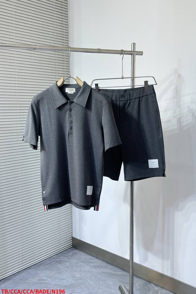 上衣 裤子 N196 Tb 纯色袖子开叉钉扣翻领短袖 开春的第一款纯色净版开叉短袖必须安排上，清清爽爽的穿搭才有高级感，门襟五扣 袖子 开叉钉扣设计 市场上很多