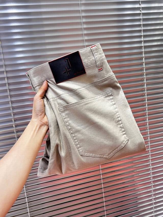 Kiton 奇顿2025Ss 春夏新品男士经典直筒 亚麻混纺五袋裤休闲裤， 高奢内敛低调，轻松驾驭不挑人 裁剪精细完美，经典颜色上身很显精气神，多种风格穿搭，时