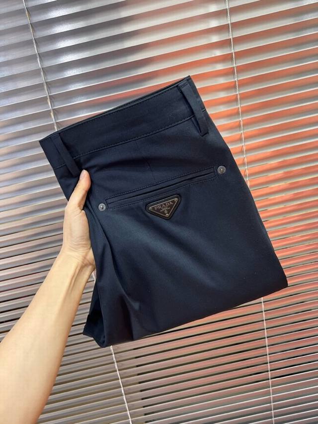 Prada 普拉达2025Ss 春夏新品，三角徽标饰商务休闲裤西裤，高奢内敛低调，轻松驾驭不挑人 裁剪精细完美，经典颜色上身很显精气神，多种风格穿搭，时尚潮流均