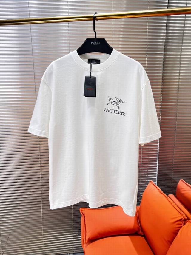 Arcteryx 始祖鸟Arc 2025Ss春夏最新款圆领时尚短袖圆领T恤，官网同步，纯棉面料！贴肤舒适，耐看又好穿，经典简约Logo设计，原厂工艺一丝不苟，型