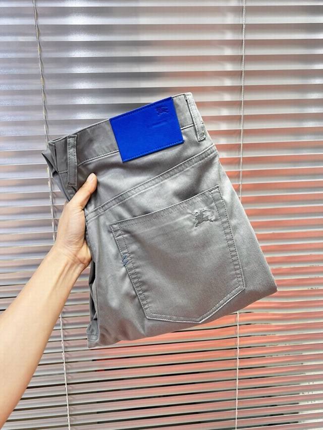 Burberry 巴宝莉2025Ss 春夏新品男士棉质休闲裤，常规版型五袋牛仔裤， 高奢内敛低调，轻松驾驭不挑人 裁剪精细完美，经典颜色上身很显精气神，多种风格