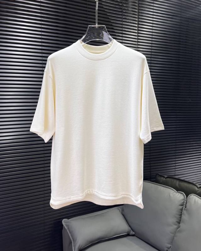 Loro Piana 诺悠翩雅Lp 老钱风，短袖圆领T恤，宽松版型，慵懒休闲时刻，它是最佳搭子。做2025的新儒雅潮人-速写系列，夏天来临之际，我们往往想到的是