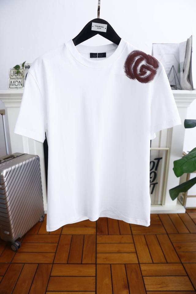古驰 Gu*Ci. 2025夏季新款！时尚男士休闲圆领短袖时尚单品设计，更加时尚舒适，高标准定制，上身非常有型，奢华经典品牌定制字母Logo 图案 客供辅料，采