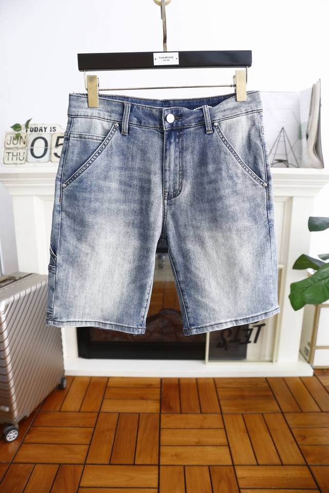 路易威* Lv. 2025Ss夏季新品！时尚男士百搭牛仔短裤奢华品牌经典Logo设计采用舒适洗水牛仔面料高端定制 手感柔软 时尚奢侈品 时尚大牌 只是为了提升你