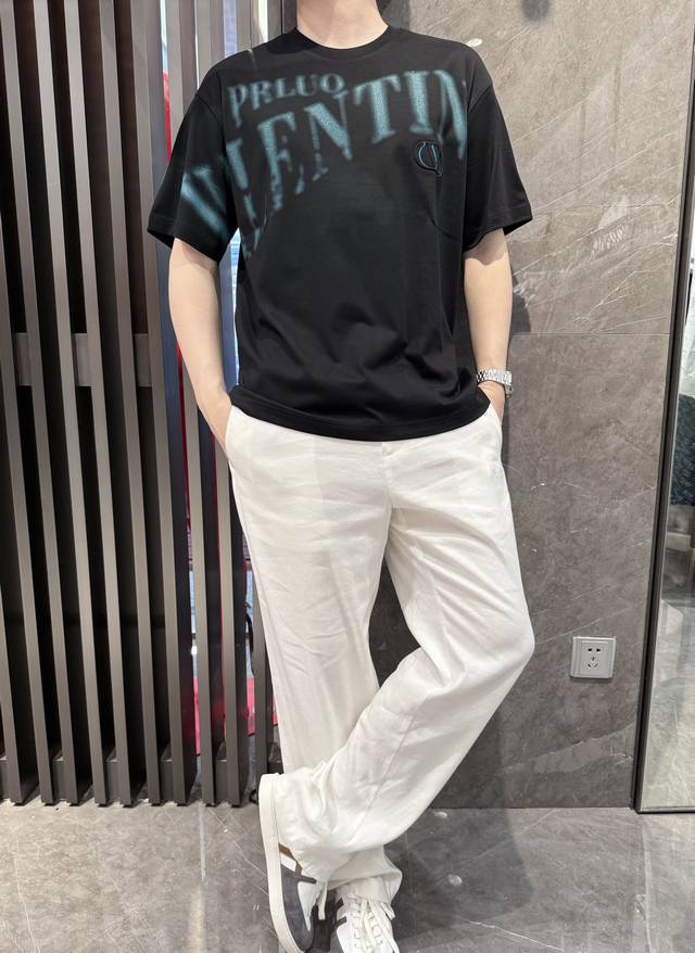 华伦天奴-2025最新T恤出货 欧美热销单品！精选意大利进口百分百品牌欧货棉面料，最新的品牌印花设计，彰显时尚 ！码数：48-56 模特180 140穿50，配