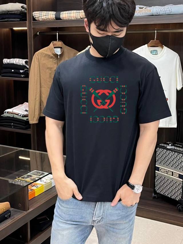 古奇 短袖系列 季度：2025春夏 颜色：黑色 白色 尺码: M-3Xl 版型：阔版 成份：液氨棉双面 工艺：图案直喷印胶工艺经典元素与创新 每年必爆的一个款，