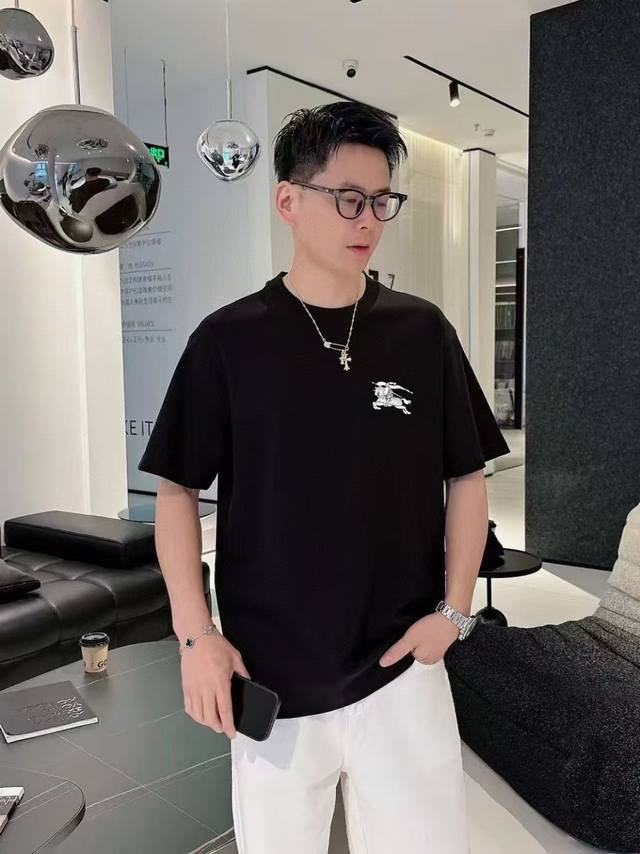 巴宝利 短袖系列 季度：2025春夏 颜色：黑色 白色 灰色 尺码: M-3Xl 版型：阔版 成份：液氨棉双面 工艺：图案直喷印胶工艺经典元素与创新 每年必爆的