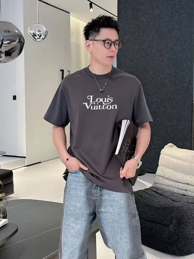 Lv 短袖系列 季度：2025春夏 颜色：黑色 白色 灰色 尺码: M-3Xl 版型：阔版 成份：液氨棉双面 工艺：图案直喷印胶工艺经典元素与创新 每年必爆的一