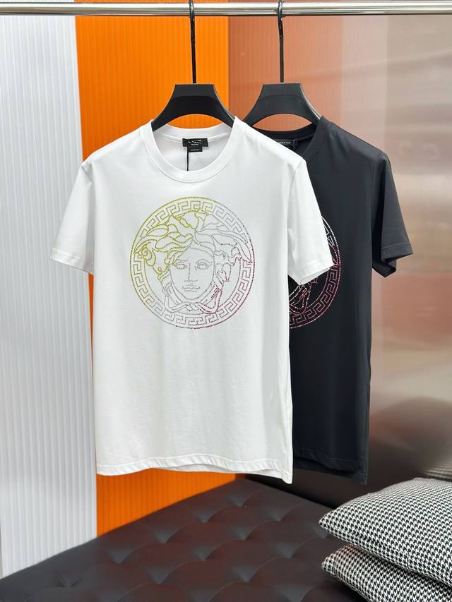 Versce25Ss新款美杜莎头像烫钻短袖T恤，这款采用的是奥地利水钻，渠道正品进口奥钻、折射率极高，折射出的光度有深邃感，因其硬度强，所以光泽保持持久，是水钻