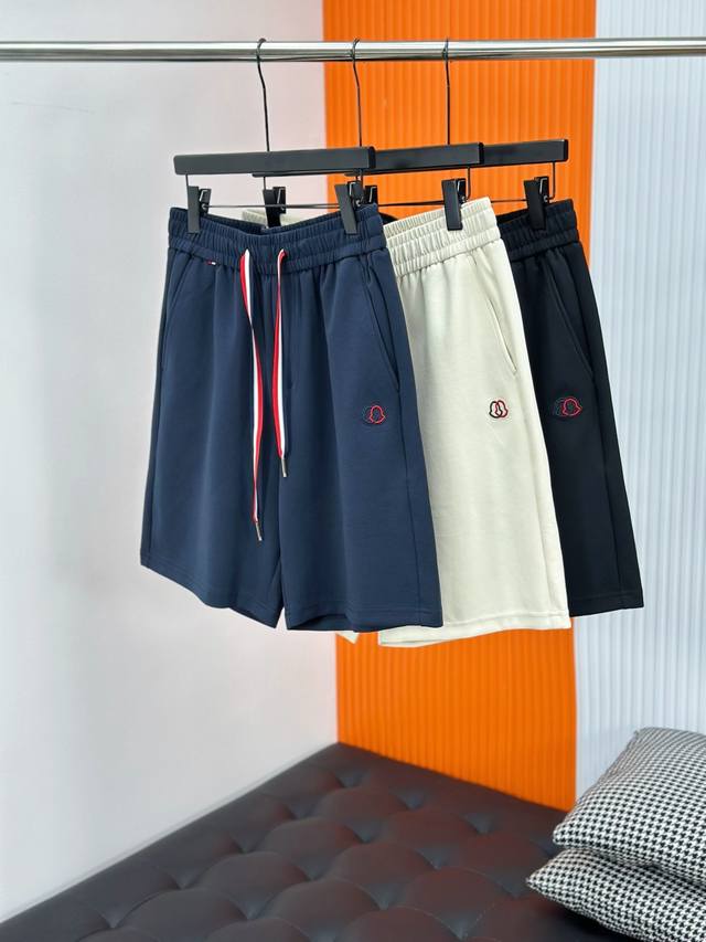 Moncler蒙口夏季新款男士休闲短裤，高级定制锦纶面料，舒适度极高，细节无可挑剔，顶级辅料配备，原版Logo设计理念，手感细腻柔软！上身版型超赞！ 尺码：M-