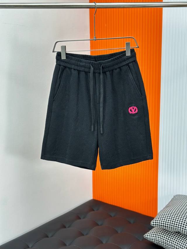 Valentino华伦天奴夏季新款男士休闲短裤，高级定制高克重纯棉面料，重工烧花工艺+V字母刺绣，细节无可挑剔，顶级辅料配备，原版Logo设计理念，手感细腻柔软