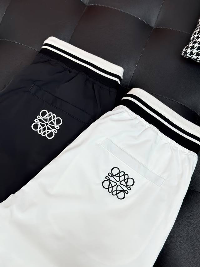 Loewe罗意威夏季新款男士休闲短裤，进口锦纶面料，内里网眼透气，舒适度极高，细节无可挑剔，顶级辅料配备，原版Logo设计理念，手感细腻柔软！上身版型超赞！ 尺
