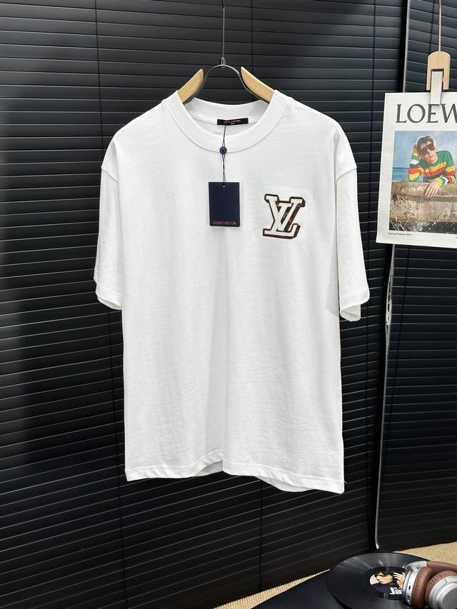 Lv驴牌拼皮刺绣2025春夏新品圆领短袖T恤重工艺Logo3D刺绣标识，官方同步 1:1原版开模，时尚个性百搭潮流，纯原品质原版高克重洗水纯棉面料，吊牌 领标