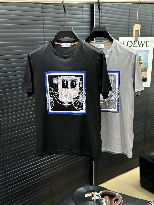 新品短袖 2025春夏系列新品 Hermes 爱马仕秀场同款T恤 此款T恤采用莱赛尔纤维面料，标准的圆领短袖版型，前胸经典马车印花，展现其灵动变幻，恣意发不竭新