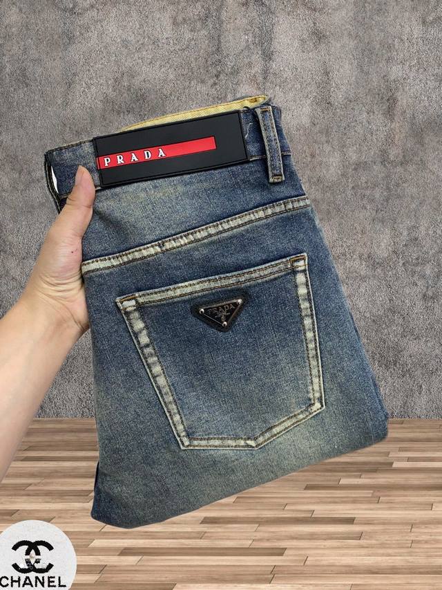 Prada 普拉达 秋冬最新品牛仔裤出入专卖店无压力 专柜热销款 品味与价值共享 身穿着非常舒适 低调不失奢华 穿出去非常有档次,裤型款式和裁剪亦无需多言 上身
