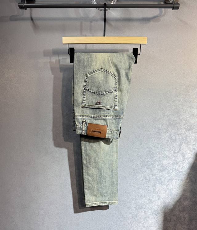 Armani 阿玛尼 春夏最新品牛仔裤出入专卖店无压力 专柜热销款 品味与价值共享 身穿着非常舒适 低调不失奢华 穿出去非常有档次,裤型款式和裁剪亦无需多言 上