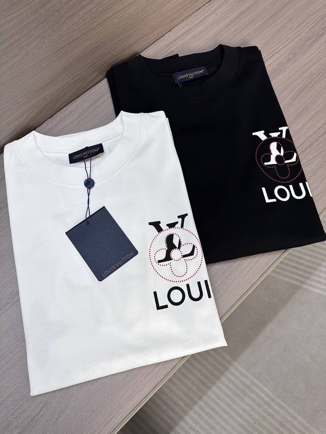 Lv驴家25Ss夏季最新款短袖圆领T恤 高端订制 设计前卫时尚！前后品牌字母Logo重工艺设计 高端定制240克面料.手感柔软.穿着舒适.专柜级别精致车线. 颜