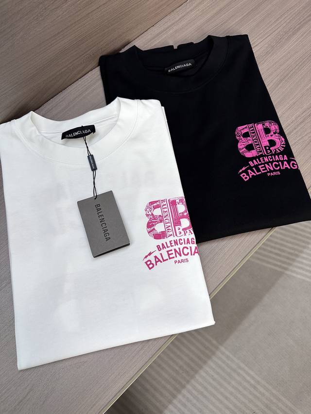 Blan巴黎世家25Ss夏季最新款短袖圆领T恤 高端订制 设计前卫时尚！前后品牌粉色字母Logo重工艺设计 高端定制240克面料.手感柔软.穿着舒适.专柜级别精
