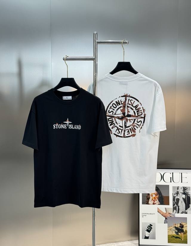 Ston Island *石头岛25S新款推荐.男女同款！高品质高版本，此款胸前的小Logo品牌字母设计.后背是经典罗盘Logo与盘旋图案结合，使得后面整个的图