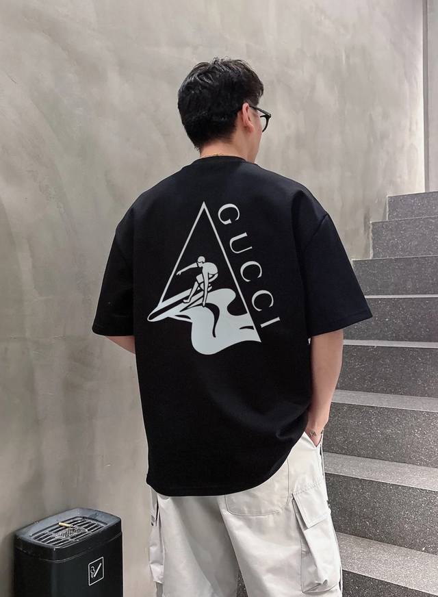 Gucc*古齐潮牌新款T.男女同款.夏季冲浪运动新品推荐！胸口经典字母图形两侧造型.后背大面积冲浪字母造型夜光设计.采用金属银色反光镜面设计.时尚潮流！个性十足